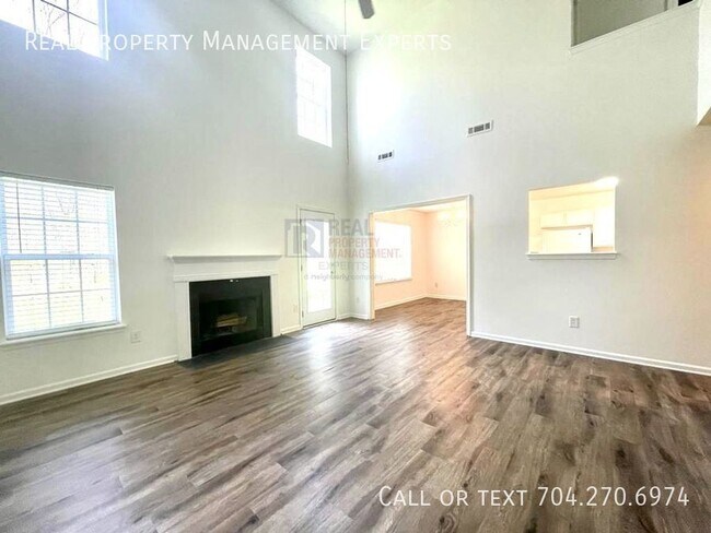 Building Photo - Newly Renovated Now Ready! 3BR/2.5BA Home ...