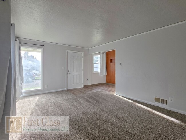 Building Photo - Woodstock Neighborhood: Cottage style duplex with full basement!