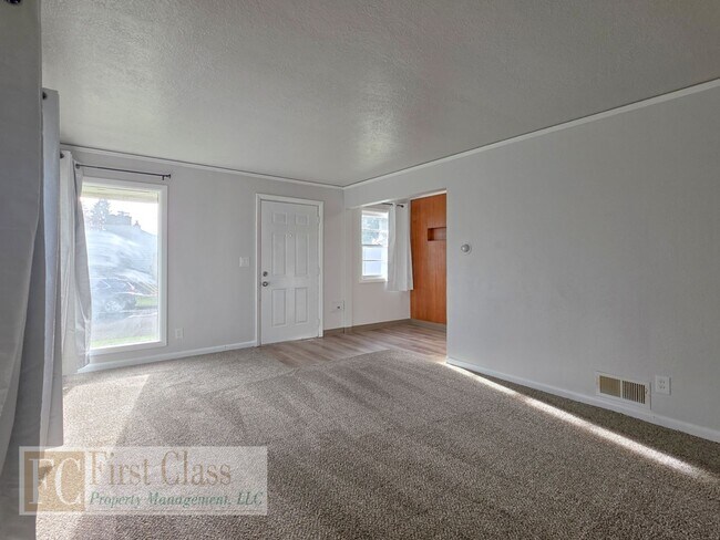 Foto del edificio - Woodstock Neighborhood: Cottage style duplex with full basement!