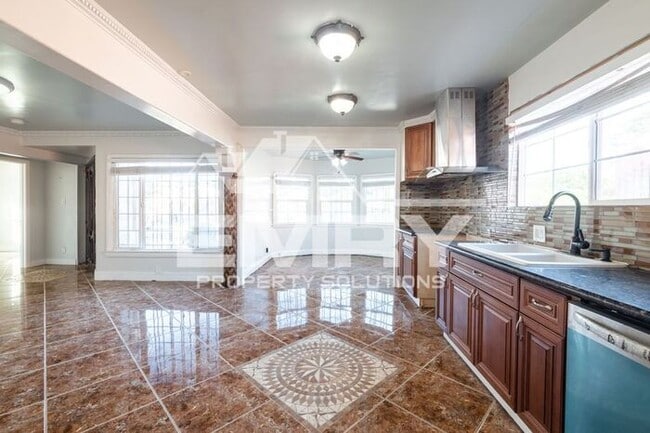 Foto del edificio - 2 Bed 1 Bath House in Lynwood Parking Incl...