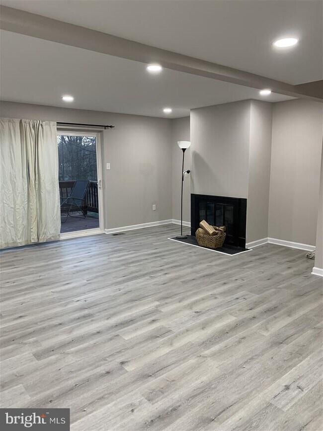 Building Photo - 81 Arverne Ct