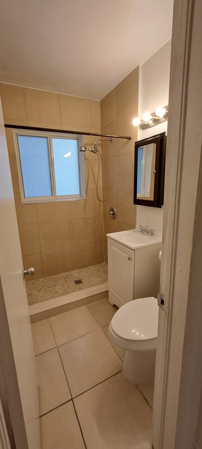 Foto del edificio - 3030 NW 68th St