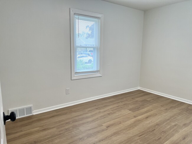 Building Photo - 952 E Brickley Ave