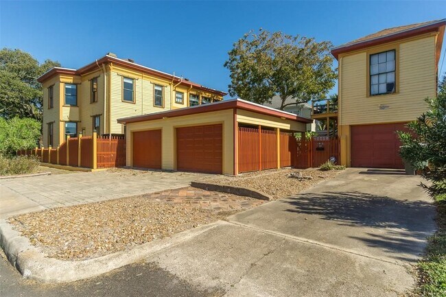 Building Photo - 2927 Bernardo De Galvez Ave