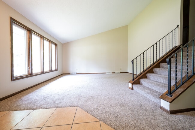 Building Photo - 2802 Rolling Oaks Rd