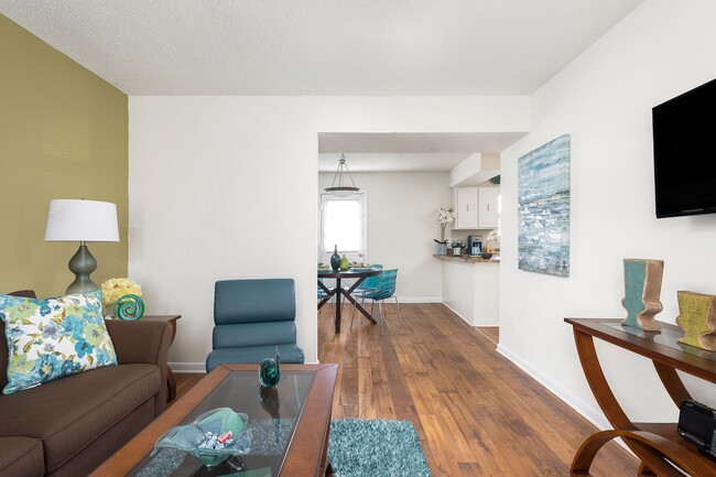 Spacious Living Room - Trails of Signal Mountain