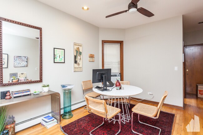 Foto del edificio - 3833 N Southport Ave
