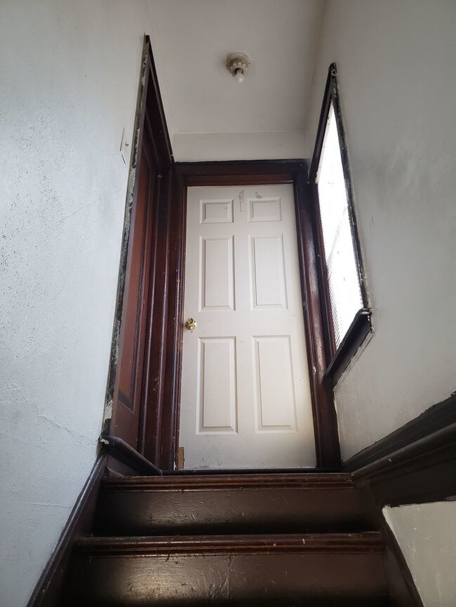 Building Photo - Upper unit