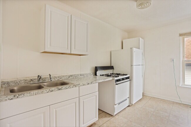 Building Photo - 123 Woodside Ln