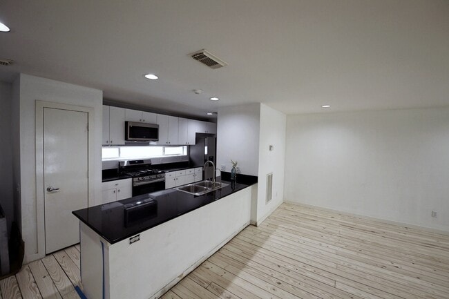 Building Photo - 702 Ruthven St