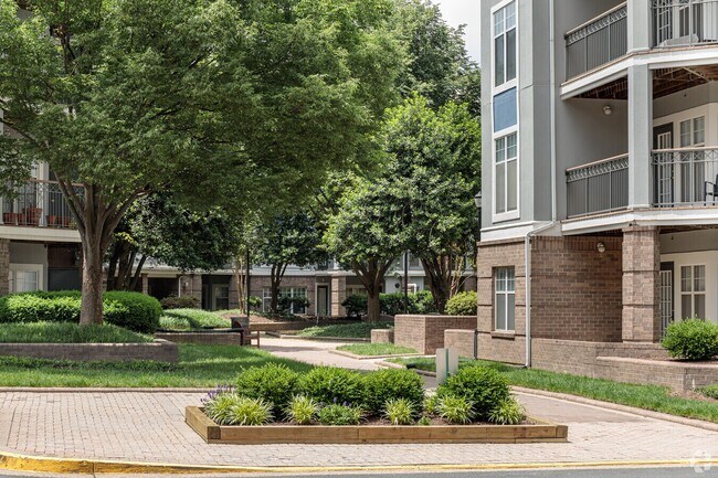 Building Photo - 5563 Seminary Rd