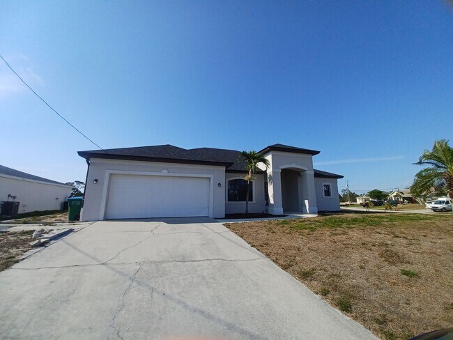 Building Photo - 3 bedroom 2 bathroom single family home. C...