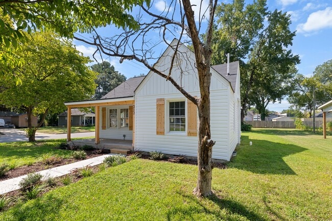 Building Photo - 212 E Oak St