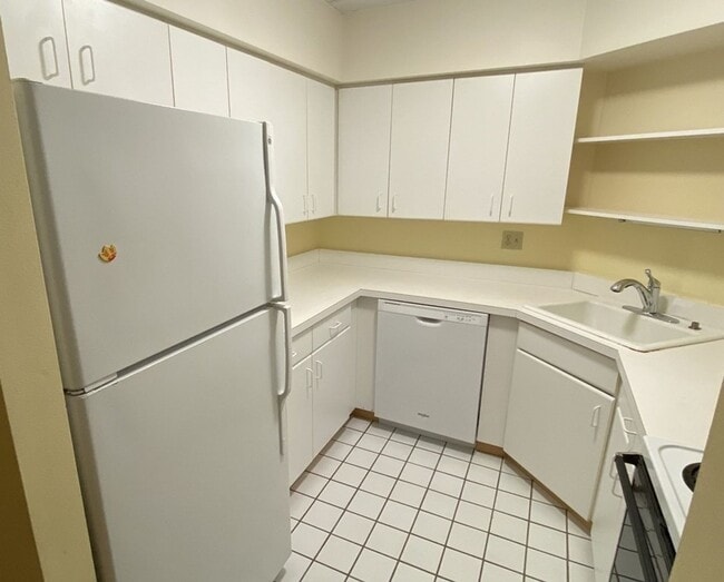 Building Photo - Modern 2-bed, 1.5-bath condo on the 4th fl...