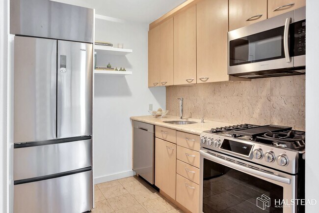 Building Photo - 333 E 45th St