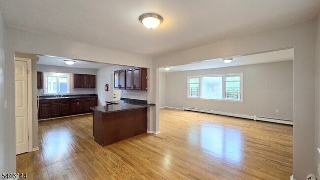 Foto del edificio - 267 Parker Ave.
