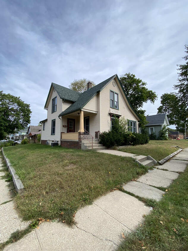 Primary Photo - 423 Merrill St