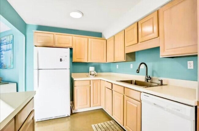 Kitchen with ample cabinet space - 930 Gulf Shore Dr
