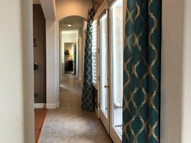 Pasillo al dormitorio n.° 2/n.° 3, oficina y baño n.° 3 - 1098 Columbus Way