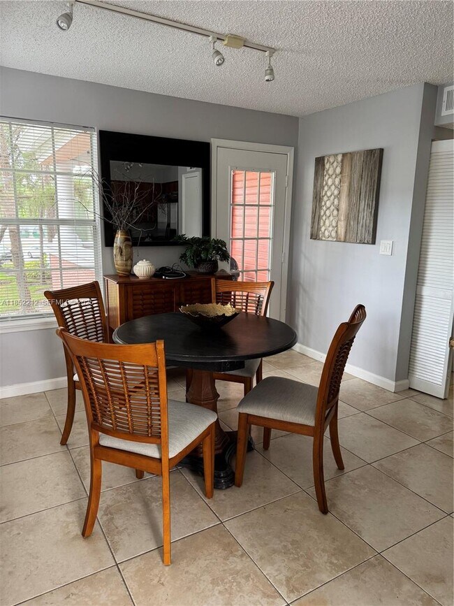 Foto del edificio - 1165 Crystal Way