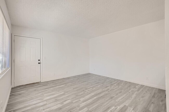 Foto del edificio - MOVE IN SPECIAL! HALF OFF FIRST MONTH'S RENT - Lovely 2 Bedroom Condo Near the Strip!