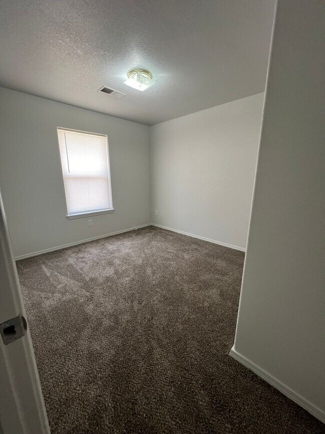 Foto del edificio - 2 Bedroom, 1 Bath Townhouse - Newly Renovated