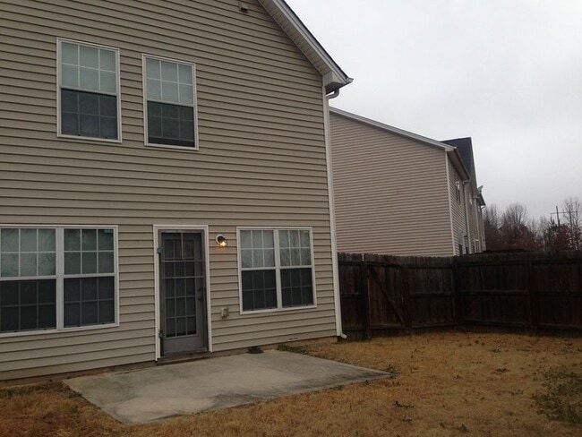 Building Photo - Spacious and Beautiful 3 Bedroom Home