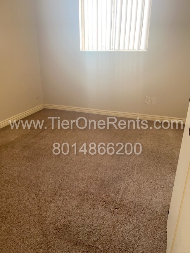 Building Photo - Move-in special: $500 off First months rent