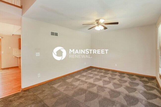 Foto del edificio - 4 Bedroom Pet-Friendly Home in Lee's Summit, MO with Main Street Renewal