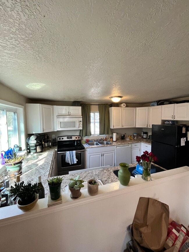 Building Photo - Stunning 4 Bed Home West of Drake