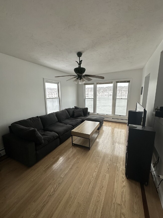 Foto del edificio - Luxurious 2 Bed, 2 Bath Rental on Lake Qui...