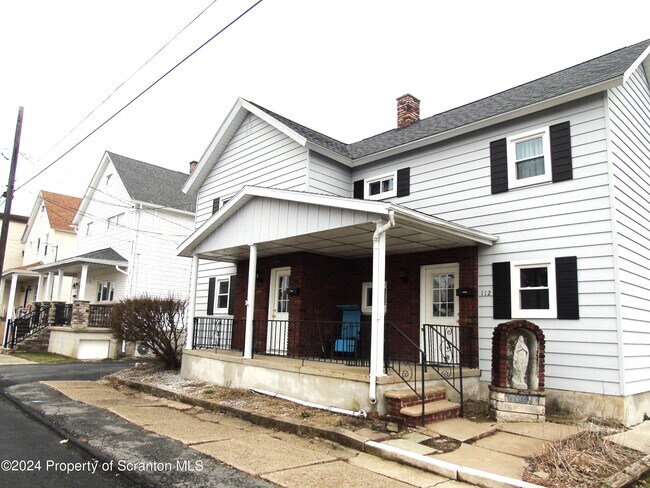 Foto del edificio - 112 E Elm St