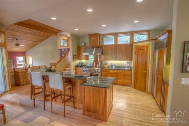 Building Photo - Gated Community in Awbrey Glen