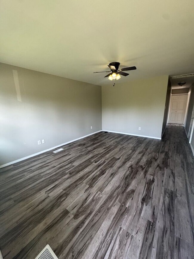 Foto del edificio - 328 W Hollis Ln