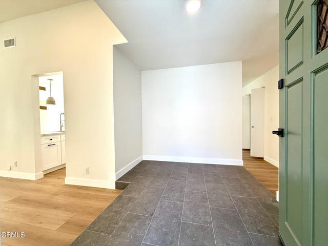 Foto del edificio - 532 Village Rd