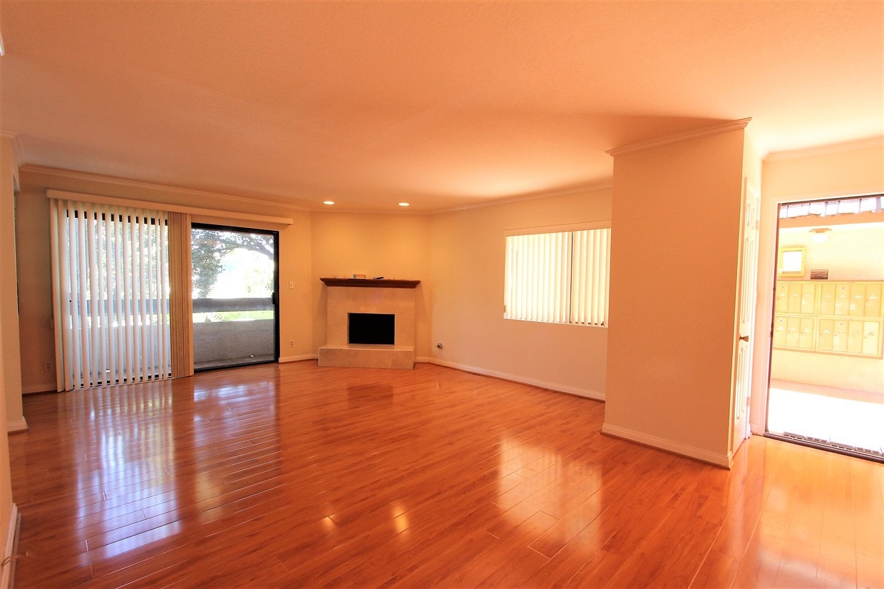 Living room - 12330 W Magnolia Blvd