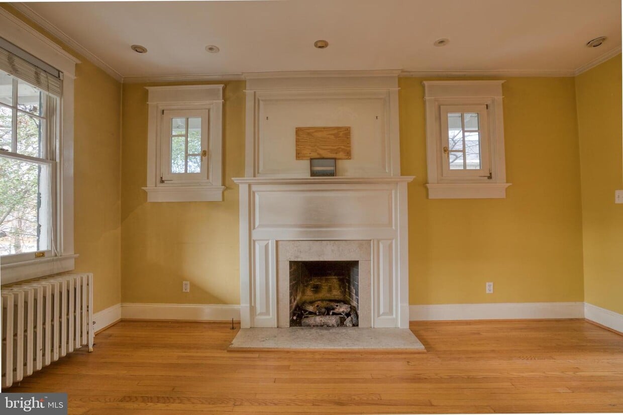 Primary Photo - 2029 N Kenmore St