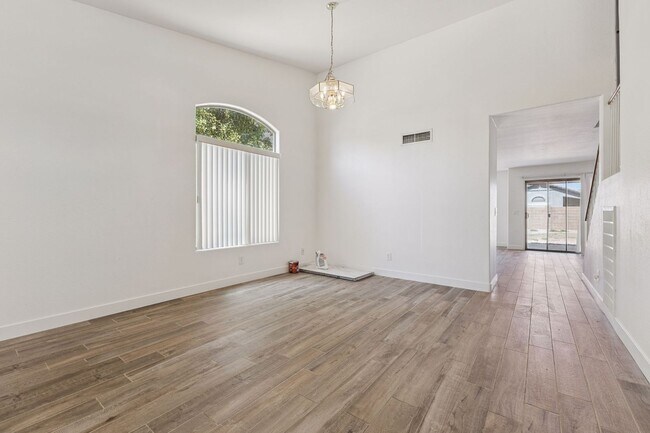 Foto del edificio - Spacious 2 Story 4 Bedroom 2.5 Bath Home Located in Circle Cross Ranch!