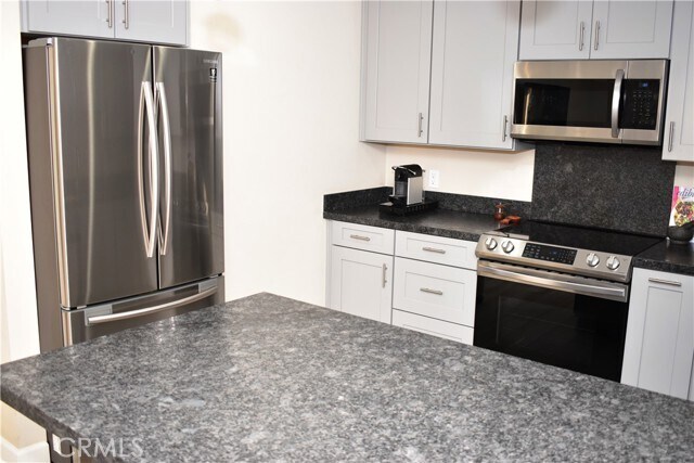 Foto del edificio - 6815 Remmet Ave