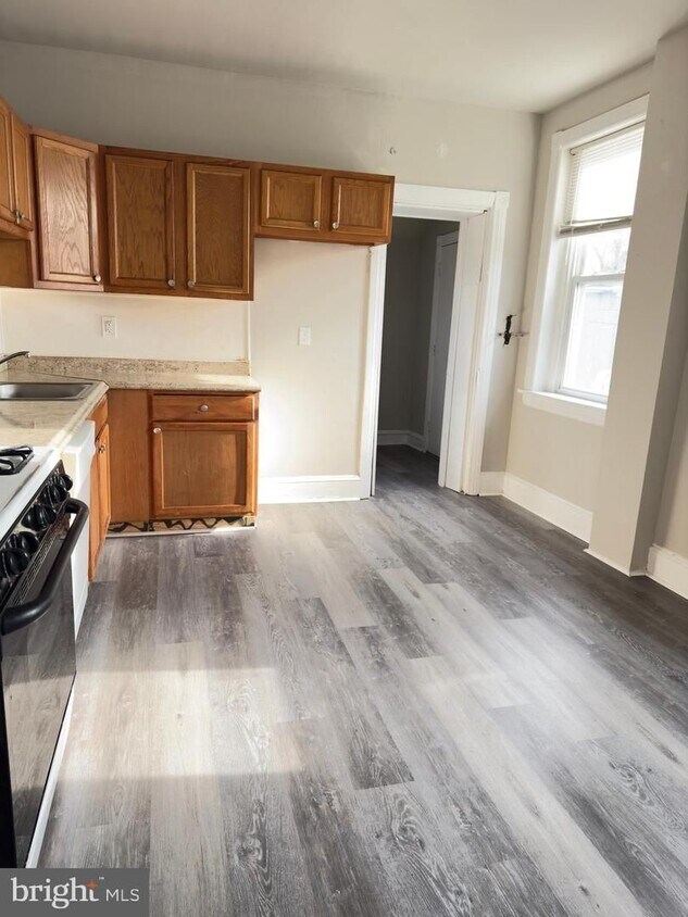 Foto del edificio - Spacious 5-Bedroom Home with Private Yard & Off-Street Parking in Upland