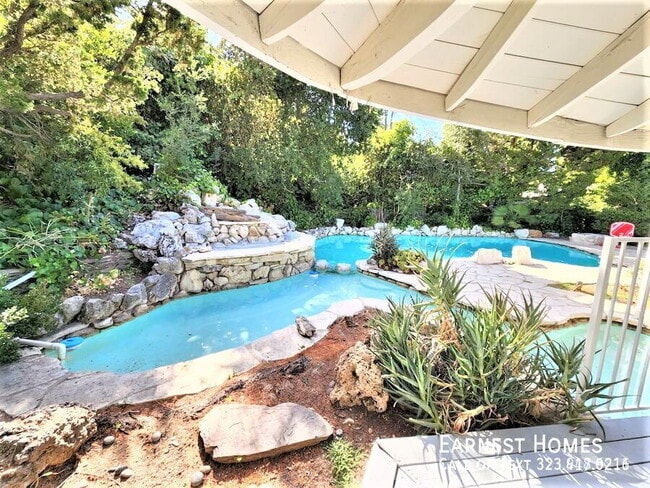 Foto del edificio - 4121 Hayvenhurst Dr