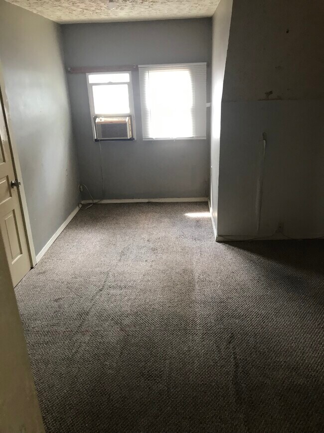 Dormitorio 1 - 1403 Forest Ave