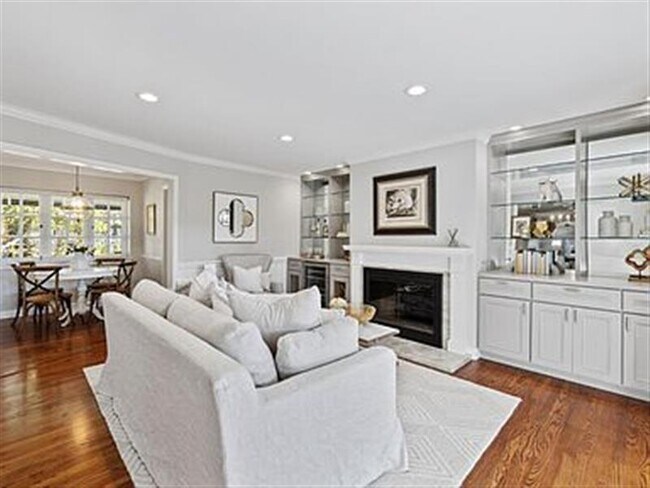 Foto del edificio - Remodeled interiors 3 Bed 2 Bath in Hillsb...