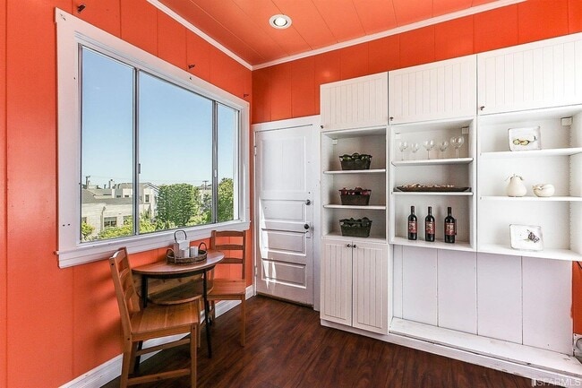 Building Photo - Amazing Cow Hollow 3 bedroom Condo w/remodeled kitchen, hardwood floors and lots of light!