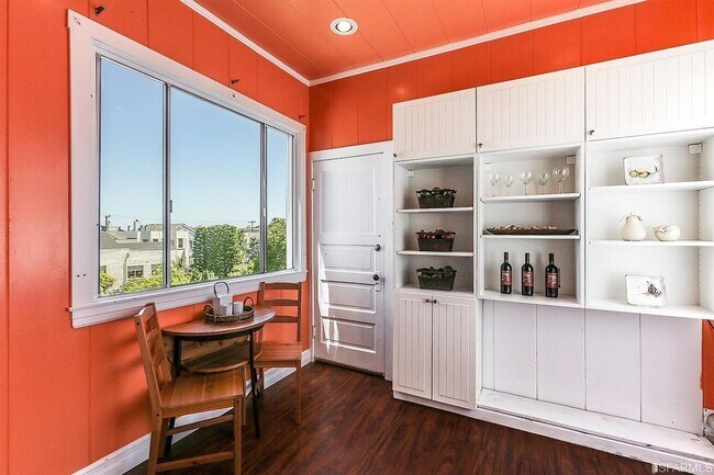 Foto del edificio - Amazing Cow Hollow 3 bedroom Condo w/remodeled kitchen, hardwood floors and lots of light!
