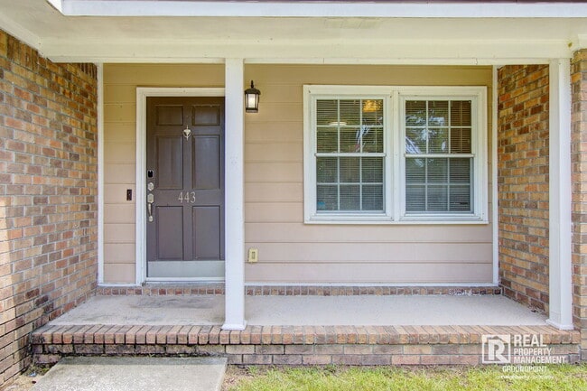 Building Photo - 443 Robin Dr