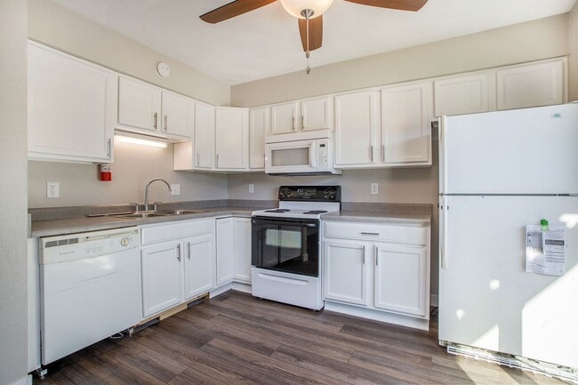 Foto del edificio - Newly Remodeled 2bed 1 bath apartment in Urbandale! - Ask about our security deposit alternative!