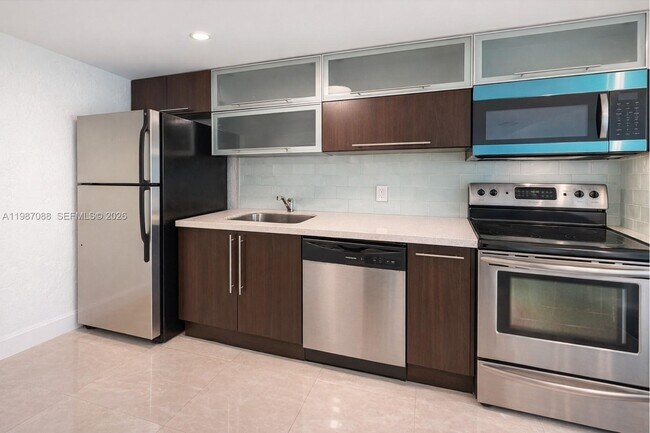 Building Photo - 1660 NE 135th St