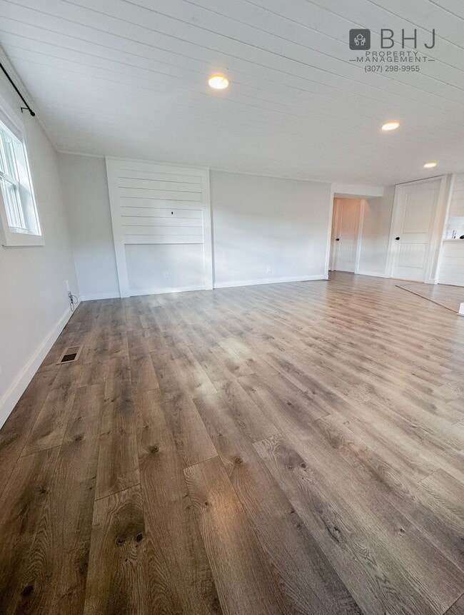 Building Photo - DOG FRIENDLY, 3 BED/ 1.5 BATH SINGLE FAMIL...