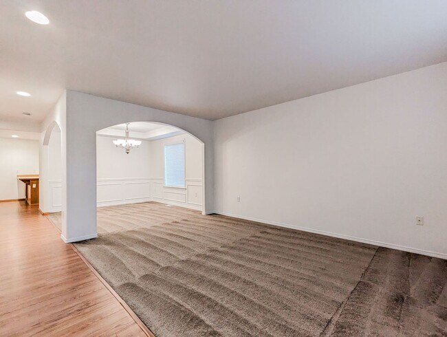 Foto del edificio - **Move-in Special!!!** Spacious 4 bd, 2.5 ba with 2 car garage and fenced yard!